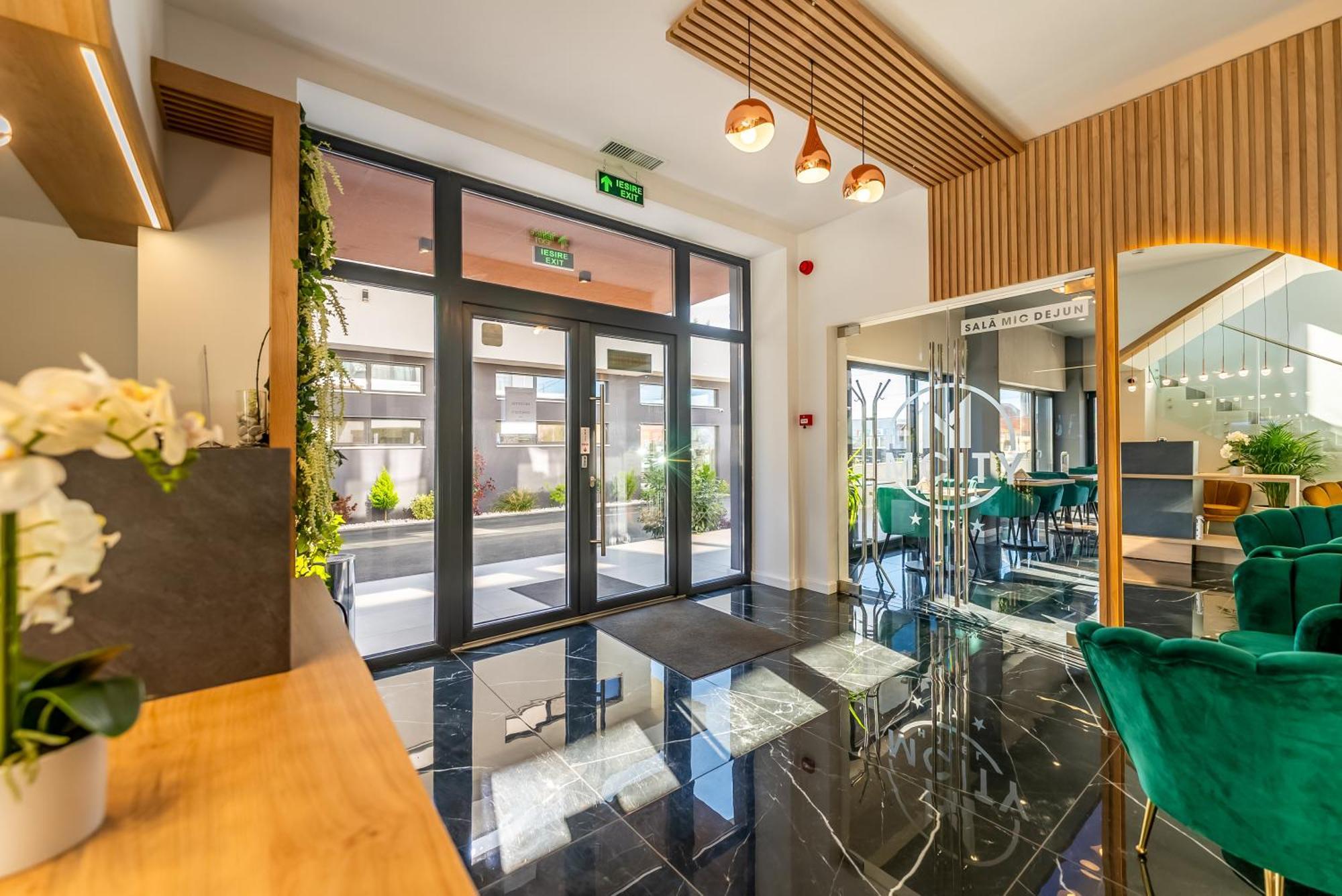 M City Aparthotel Arad Esterno foto